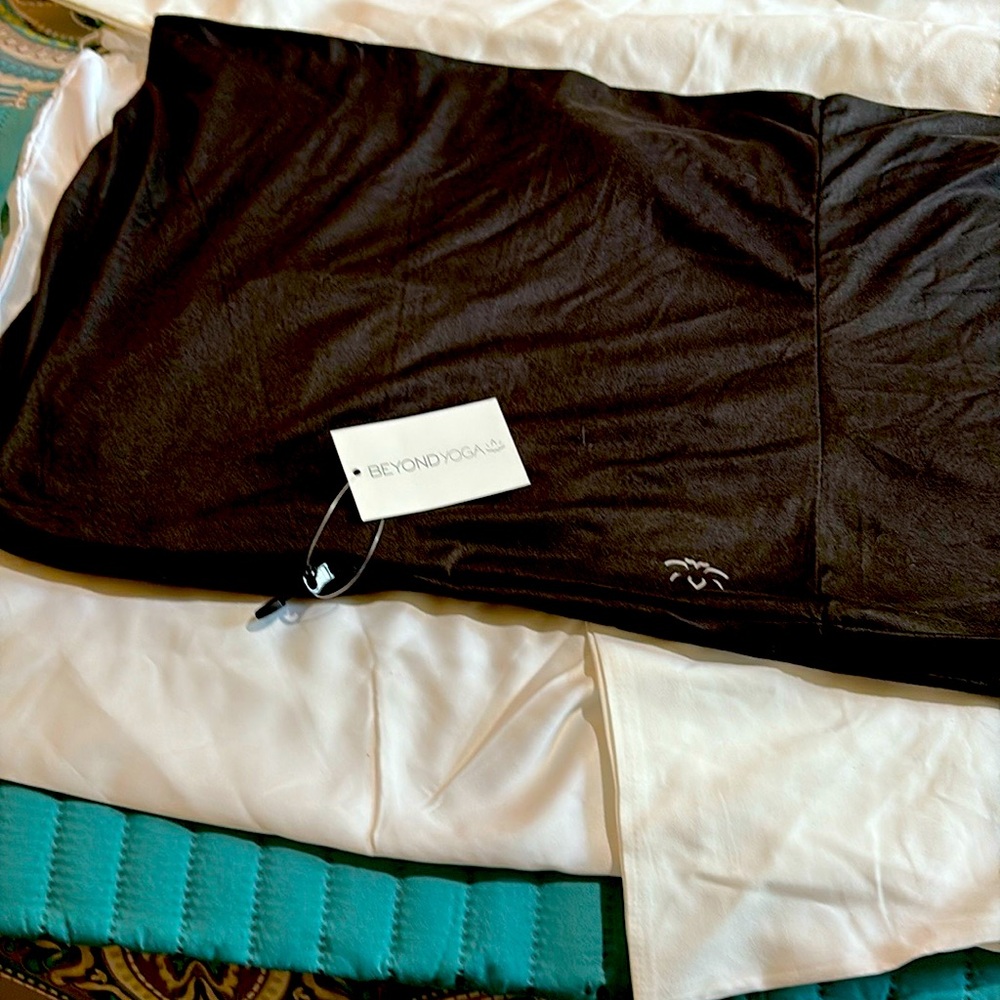 Beyond yoga black infinity scarf C14-3